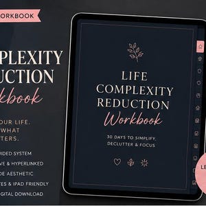 Könnte beinhalten: Ein digitales Arbeitsbuch mit dem Titel "Life Complexity Reduction Workbook" auf einem Tablet. Das Cover zeigt den Titel in Weiß und Rosa, mit dem Slogan "Simplify Your Life. Focus on What Truly Matters." Zusätzlicher Text hebt Funktionen hervor.