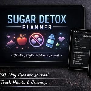 Pode incluir: Planejador digital intitulado "Sugar Detox Planner" com ilustra&ccedil;&otilde;es de uma ma&ccedil;&atilde;, uma garrafa e um cora&ccedil;&atilde;o. O planejador inclui um di&aacute;rio de limpeza de 30 dias e um rastreador de h&aacute;bitos e desejos. Tr&ecirc;s tablets exibem a interface do planejador.