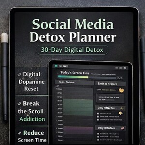 Może przedstawiać: Cyfrowy planer detoksykacji mediów społecznościowych na tablecie z tekstem "Social Media Detox Planner" i "30-Day Digital Detox". Ekran wyświetla codzienne śledzenie czasu spędzonego przed ekranem. Akcesoria: świeca, długopis, szklanka wody i słuchawki.