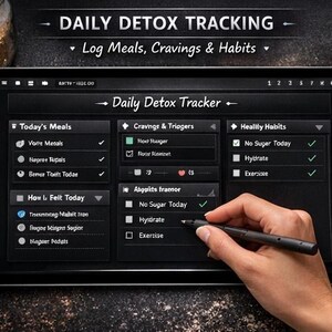 Pode incluir: Um tablet digital exibindo uma interface "Daily Detox Tracker". A tela mostra se&ccedil;&otilde;es para refei&ccedil;&otilde;es, desejos e h&aacute;bitos, com caixas de sele&ccedil;&atilde;o e texto. A imagem inclui o texto: "Log Meals, Cravings & Habits". Uma m&atilde;o segura uma caneta, interagindo com a tela.