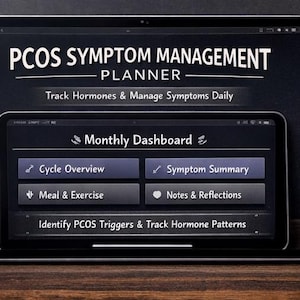 Peut inclure: Une tablette numérique affiche un planificateur de gestion des symptômes du SOPK. L'écran affiche le texte "PCOS Symptom Management Planner" et "Track Hormones & Manage Symptoms Daily". Le planificateur comprend un tableau de bord mensuel avec des options.