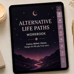 Può includere: Un tablet digitale che mostra una cartella di lavoro intitolata Alternative Life Paths Workbook con uno sfondo di cielo notturno viola scuro, una luna crescente, stelle e un sentiero tortuoso. L'interfaccia presenta una barra di navigazione.
