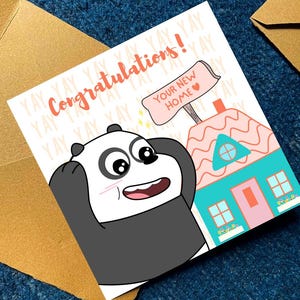 Puede incluir: Una tarjeta de felicitaci&oacute;n cuadrada con un panda de dibujos animados con las manos en la cabeza, una casa peque&ntilde;a con techo rosa y un letrero que dice YOUR NEW HOME. El texto Congratulations! est&aacute; impreso en naranja sobre un fondo con YAY.