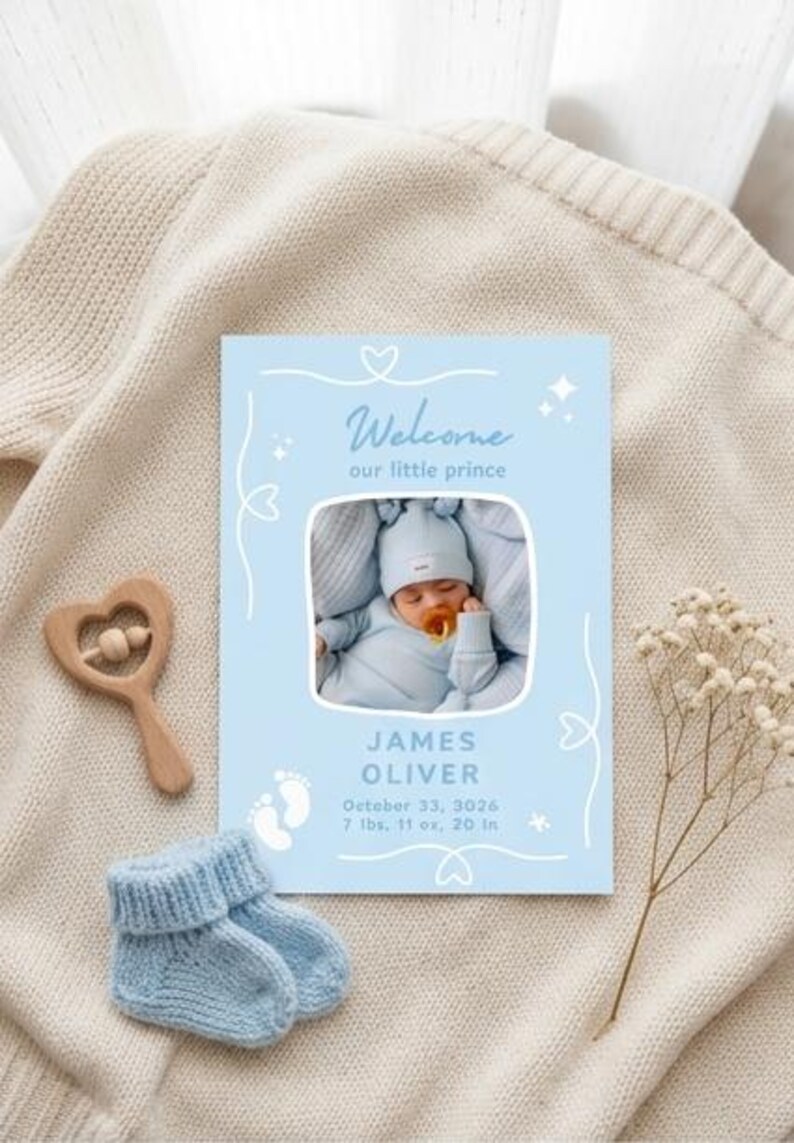 Puede incluir: Una tarjeta de anuncio de nacimiento con una foto de un beb&eacute; reci&eacute;n nacido con un atuendo azul. La tarjeta dice "Bienvenido nuestro peque&ntilde;o pr&iacute;ncipe" e incluye el nombre del beb&eacute;, la fecha de nacimiento, el peso (3,18 kg) y la longitud (50,8 cm). Tambi&eacute;n se muestran patucos azules y una sonaja de madera.