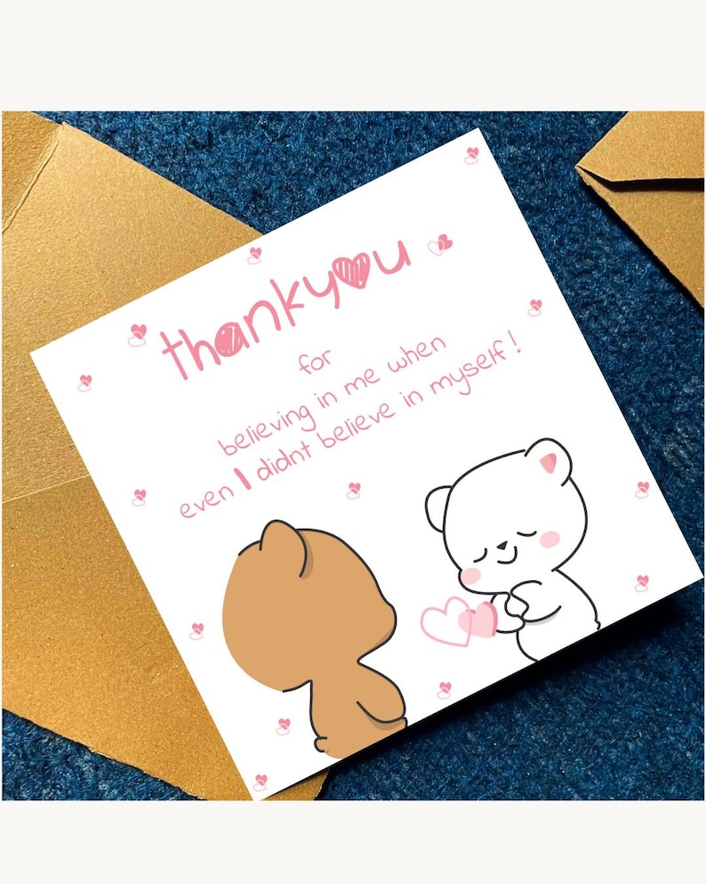 Puede incluir: Una tarjeta de felicitaci&oacute;n cuadrada de color blanco con un oso marr&oacute;n y un oso blanco junto a corazones rosas. El texto dice: thank you for believing in me when even I didnt believe in myself! La tarjeta est&aacute; rodeada por dos sobres marrones.