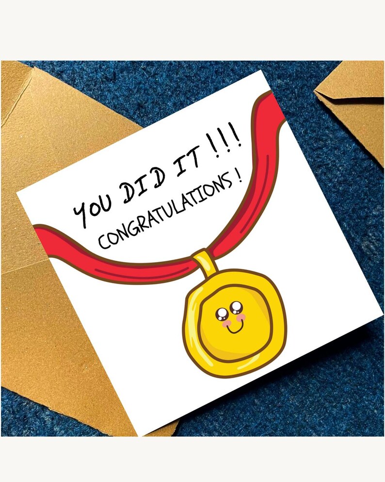 K&ouml;nnte beinhalten: Eine quadratische Gru&szlig;karte mit einer Cartoon-Illustration einer Goldmedaille an einem roten Band. Die Medaille hat ein l&auml;chelndes Gesicht mit err&ouml;teten Wangen. Der Text auf der Karte lautet: YOU DID IT !!! CONGRATULATIONS ! Wei&szlig;e Karte.