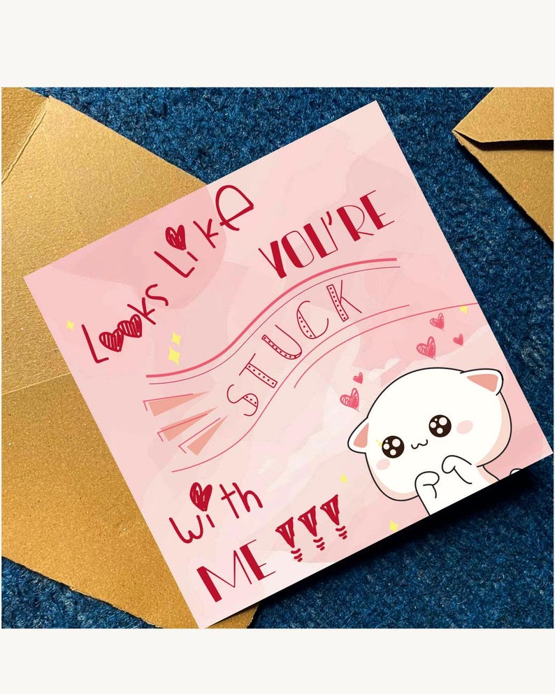 Puede incluir: Una tarjeta de felicitaci&oacute;n cuadrada con fondo rosa claro que muestra un gato blanco de dibujos animados con grandes ojos negros. El texto dice, Looks Like YOU'RE STUCK with ME !!!, junto a peque&ntilde;as ilustraciones de corazones rojos y estrellas.