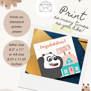 Puede incluir: Una tarjeta de felicitaci&oacute;n imprimible con un panda de dibujos animados junto a una casa con un cartel que dice YOUR NEW HOME y el texto Congratulations! La tarjeta mide 21,59 cm por 27,94 cm o 21 cm por 29,7 cm y se imprime en papel est&aacute;ndar.