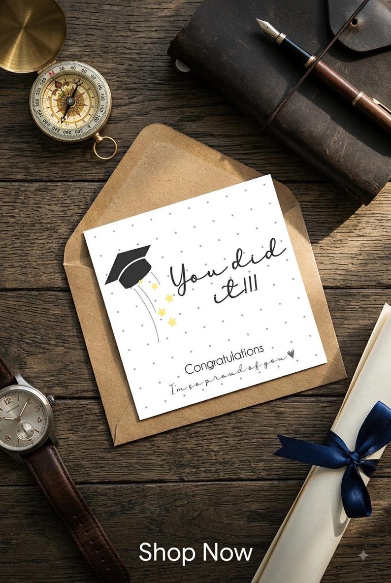 Peut inclure: Une carte de v&oelig;ux carr&eacute;e blanche avec une ic&ocirc;ne de toque de dipl&ocirc;m&eacute; noire, des &eacute;toiles jaunes et le texte "You did it!!!", "Congratulations" et "I'm so proud of you" avec un petit c&oelig;ur, gliss&eacute;e dans une enveloppe brune sur une surface en bois.