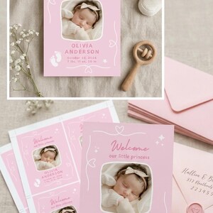 Puede incluir: Tarjetas rosas de anuncio de beb&eacute; con el texto "Bienvenida nuestra peque&ntilde;a princesa" y una foto de un beb&eacute;. La tarjeta incluye el nombre del beb&eacute;, la fecha de nacimiento, el peso y la longitud. Tambi&eacute;n se muestran patucos y una sonaja de madera.