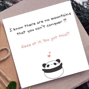 Puede incluir: Una tarjeta de felicitaci&oacute;n cuadrada de color blanco con texto en negro que dice, I know there are no mountains that you can't conquer !!!, seguido de texto en rosa, Keep at it. You got this!!!, y una peque&ntilde;a ilustraci&oacute;n de un panda.