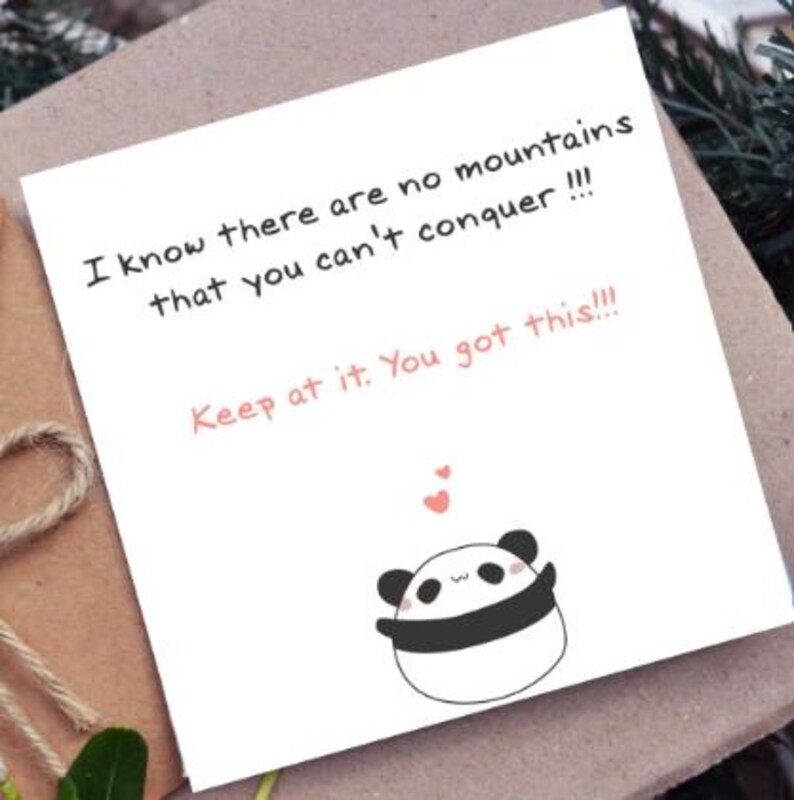 Puede incluir: Una tarjeta de felicitaci&oacute;n cuadrada de color blanco con texto en negro que dice, I know there are no mountains that you can't conquer !!!, seguido de texto en rosa, Keep at it. You got this!!!, y una peque&ntilde;a ilustraci&oacute;n de un panda.