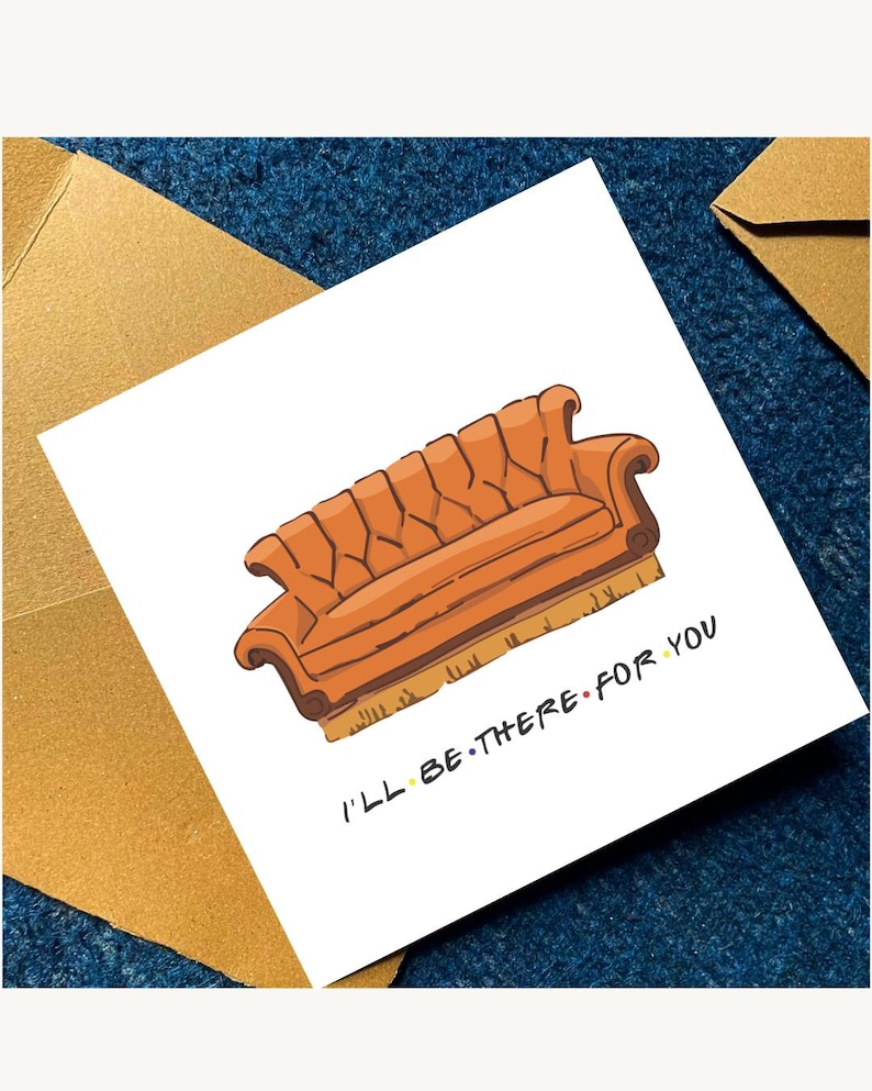Puede incluir: Una tarjeta de felicitaci&oacute;n cuadrada con una ilustraci&oacute;n dibujada a mano de un sof&aacute; naranja capiton&eacute;. Debajo del sof&aacute;, el texto dice I'LL BE THERE FOR YOU en letras may&uacute;sculas negras con peque&ntilde;os puntos de colores entre las palabras.
