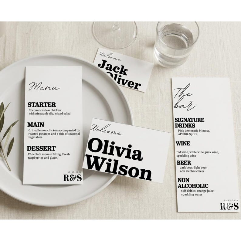 Puede incluir: Una mesa de boda minimalista con tarjetas de men&uacute; blancas, tarjetas de lugar y un men&uacute; de bar. El men&uacute; enumera opciones de entrantes, platos principales y postres. Las tarjetas de lugar dicen "Jack Oliver" y "Olivia Wilson". El men&uacute; del bar enumera bebidas.