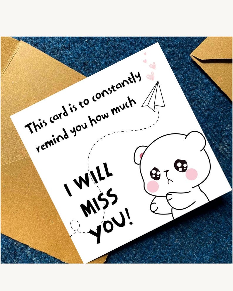 K&ouml;nnte beinhalten: Eine wei&szlig;e Gru&szlig;karte mit schwarzem Text, der lautet: This card is to constantly remind you how much I WILL MISS YOU! Die Karte zeigt einen Cartoon-B&auml;ren mit rosa Wangen und ein Papierflugzeug mit kleinen rosa Herzen, die dahinter herziehen.