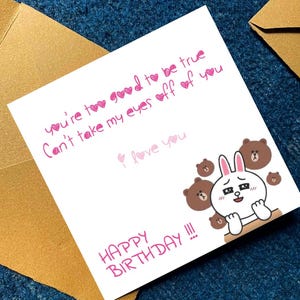 Puede incluir: Una tarjeta de felicitaci&oacute;n blanca con texto rosa escrito a mano y una ilustraci&oacute;n de dibujos animados. El texto dice "you're too good to be true, Can't take my eyes off of you, I love you, Happy Birthday!!!" con un conejo y osos de dibujos animados.