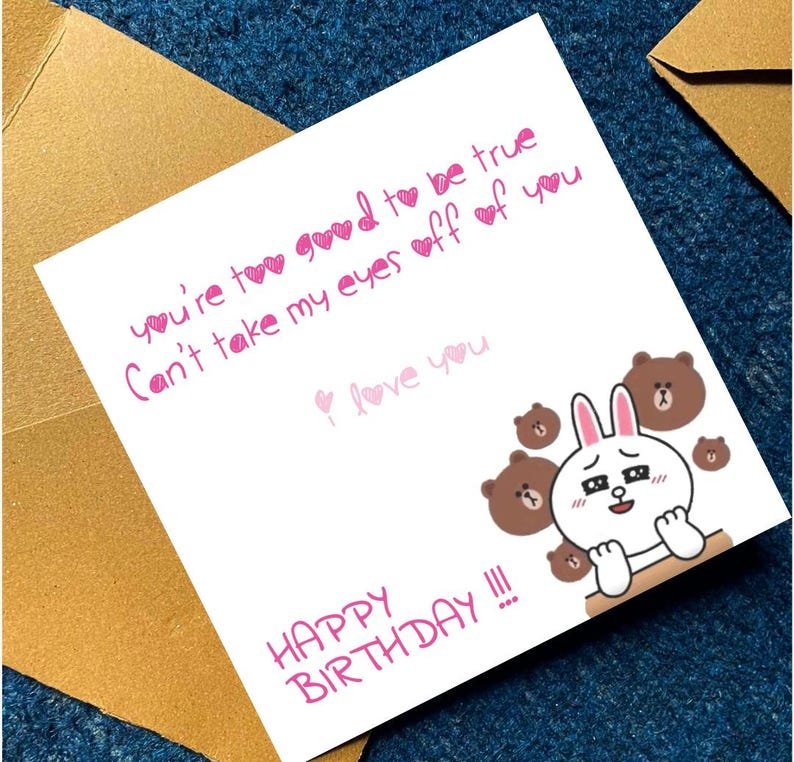 Puede incluir: Una tarjeta de felicitaci&oacute;n blanca con texto rosa escrito a mano y una ilustraci&oacute;n de dibujos animados. El texto dice "you're too good to be true, Can't take my eyes off of you, I love you, Happy Birthday!!!" con un conejo y osos de dibujos animados.