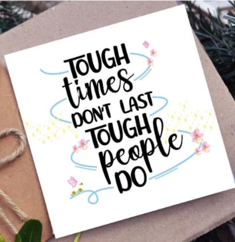Puede incluir: Una tarjeta cuadrada blanca con el texto negro "TOUGH TIMES DON'T LAST TOUGH PEOPLE DO" en una fuente manuscrita estilizada. El dise&ntilde;o incluye l&iacute;neas azules claras en espiral, peque&ntilde;as ilustraciones de flores rosas y puntos amarillos.