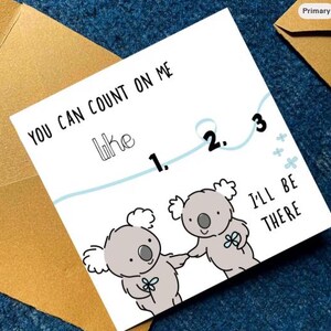 Puede incluir: Una tarjeta de felicitaci&oacute;n cuadrada con dos koalas grises ilustrados que sostienen peque&ntilde;as flores azules. El texto dice: YOU CAN COUNT ON ME like 1, 2, 3 I'LL BE THERE. Una l&iacute;nea ondulada azul claro conecta los n&uacute;meros y hay peque&ntilde;as flores azules.