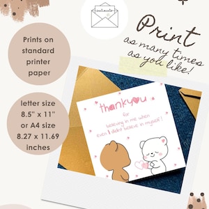 Puede incluir: Una tarjeta imprimible con un oso marr&oacute;n y un oso blanco sosteniendo un coraz&oacute;n rosa. El texto dice: thank you for believing in me when even I didnt believe in myself! La tarjeta aparece en un marco blanco con sobres dorados. Dimensiones: 21,59 cm x 27,94 cm o 21 cm x 29,7 cm.