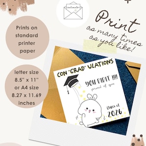 K&ouml;nnte beinhalten: Abschlusskarte mit einem Cartoon-Hasen und dem Text "CON 'GRAD' ULATIONS YOU DID IT!!!! proud of you Class of 2026". Die Karte hat das Format A4, 21 x 29,7 cm, und kann auf Standard-Druckerpapier gedruckt werden.