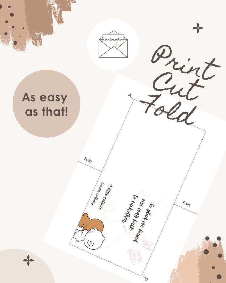 K&ouml;nnte beinhalten: Ein druckbares Gru&szlig;kartendesign mit den Worten "Print Cut Fold". Die Karte zeigt einen Cartoon-B&auml;ren und den Text "So glad we found our way back to each other. A little distance means nothing."