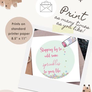 Puede incluir: Un dise&ntilde;o imprimible con el texto "Stopping by to add some sprinkles to your life" en un c&iacute;rculo verde claro. La imagen tambi&eacute;n incluye el texto "&iexcl;Imprime tantas veces como quieras!" y "Impreso en papel de impresora est&aacute;ndar 21,6 cm x 27,9 cm".