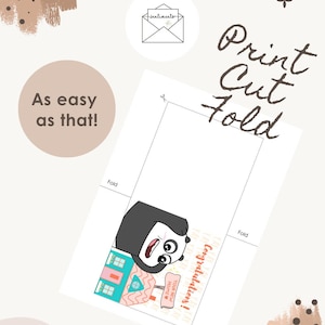 Puede incluir: Una plantilla de tarjeta de felicitaci&oacute;n imprimible con un panda de dibujos animados junto a una ilustraci&oacute;n de una casa y el texto Congratulations! Your New Home. El dise&ntilde;o incluye l&iacute;neas de corte y pliegue, con el texto Print Cut Fold y As easy as that!