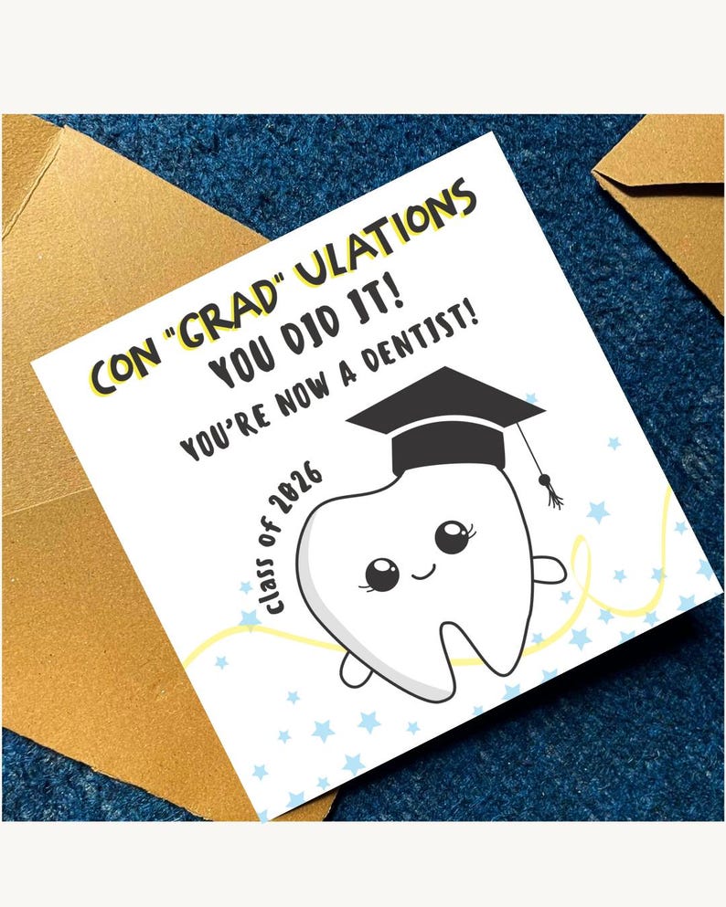 Puede incluir: Tarjeta de felicitaci&oacute;n blanca con el texto "CON 'GRAD' ULATIONS YOU DID IT! YOU'RE NOW A DENTIST!" en negro y amarillo. Un diente de dibujos animados con birrete. Fondo azul con estrellas.