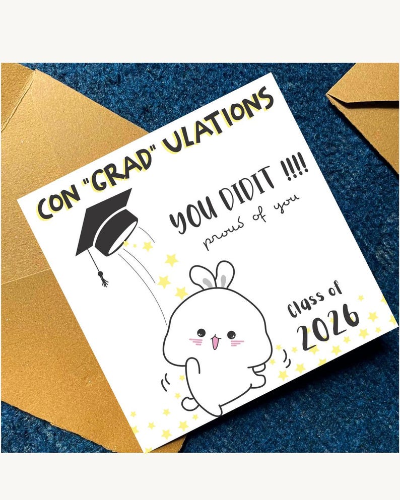 K&ouml;nnte beinhalten: Abschlusskarte mit dem Text "CON 'GRAD' ULATIONS" und "YOU DID IT!!!! proud of you". Die Karte zeigt eine Cartoon-Abschlusskappe und einen wei&szlig;en Hasen-Charakter mit den Worten "Class of 2026". Die Karte ist wei&szlig; mit gelben Sternen.
