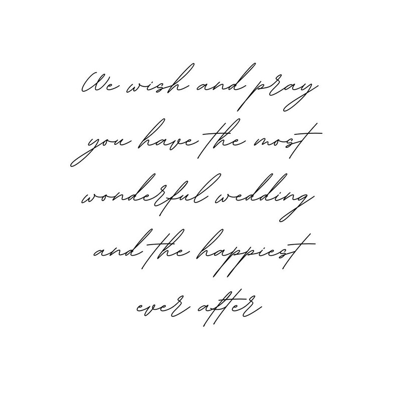 Op de afbeelding: Een witte achtergrond met elegant zwart schrift. De tekst luidt: "We wensen en bidden dat je de mooiste bruiloft en het gelukkigste ooit hebt."
