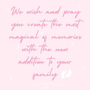 Puede incluir: Fondo rosa claro con texto escrito a mano. El texto dice: "Deseamos y oramos que crees los recuerdos m&aacute;s m&aacute;gicos con la nueva incorporaci&oacute;n a tu familia." Estrellas y huellas de beb&eacute; tambi&eacute;n est&aacute;n presentes.