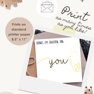 Pode incluir: Um cart&atilde;o branco com as palavras "THINGS I'M GRATEFUL FOR: you" em escrita preta e amarela, dentro de uma moldura polaroid. O texto "Print as many times as you like!" est&aacute; escrito em escrita castanha. O cart&atilde;o imprime em papel A4, 21 x 29,7 cm.