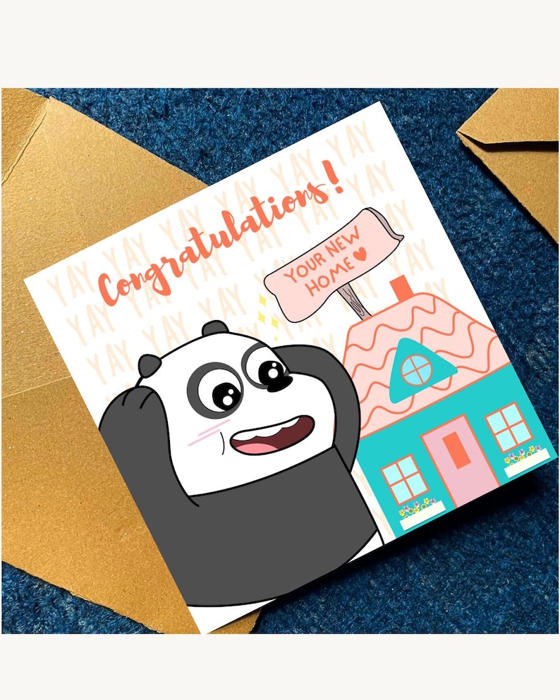 Puede incluir: Una tarjeta de felicitaci&oacute;n cuadrada con un panda de dibujos animados con las manos en la cabeza, una casa peque&ntilde;a con techo rosa y un letrero que dice YOUR NEW HOME. El texto Congratulations! est&aacute; impreso en naranja sobre un fondo con YAY.