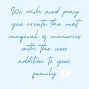 Puede incluir: Fondo azul claro con texto manuscrito: "Deseamos y oramos que crees los recuerdos m&aacute;s m&aacute;gicos con la nueva incorporaci&oacute;n a tu familia." Incluye huellas de pies y un coraz&oacute;n blancos.
