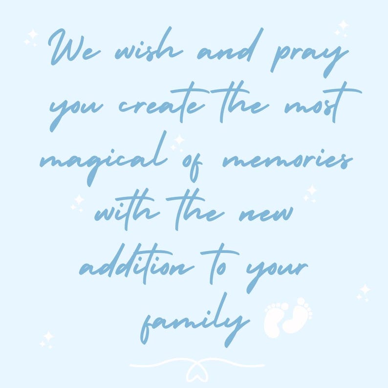 Puede incluir: Fondo azul claro con texto manuscrito: "Deseamos y oramos que crees los recuerdos m&aacute;s m&aacute;gicos con la nueva incorporaci&oacute;n a tu familia." Incluye huellas de pies y un coraz&oacute;n blancos.