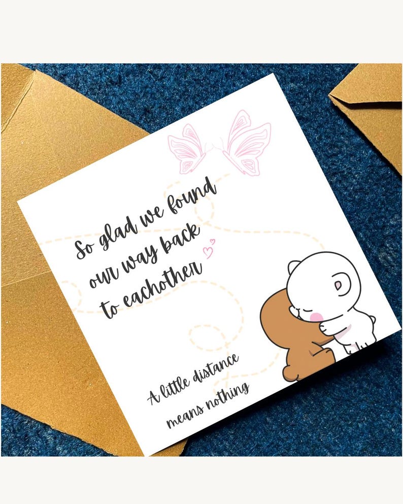 K&ouml;nnte beinhalten: Eine wei&szlig;e Gru&szlig;karte mit dem Text "So glad we found our way back to each other" und "A little distance means nothing". Die Karte zeigt einen wei&szlig;en B&auml;ren, der einen braunen B&auml;ren umarmt, mit rosa Schmetterlingen und Herzen.