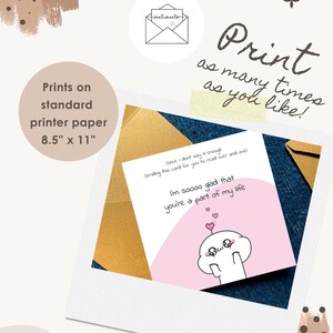 Puede incluir: Una tarjeta blanca con un dise&ntilde;o rosa en forma de coraz&oacute;n y un personaje de dibujos animados. La tarjeta dice "I'm soooo glad that you're a part of my life." La imagen tambi&eacute;n incluye el texto "&iexcl;Imprime tantas veces como quieras!" y "Impresiones en papel de impresora est&aacute;ndar 21,6 cm x 27,9 cm".