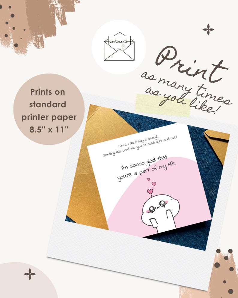 Puede incluir: Una tarjeta blanca con un dise&ntilde;o rosa en forma de coraz&oacute;n y un personaje de dibujos animados. La tarjeta dice "I'm soooo glad that you're a part of my life." La imagen tambi&eacute;n incluye el texto "&iexcl;Imprime tantas veces como quieras!" y "Impresiones en papel de impresora est&aacute;ndar 21,6 cm x 27,9 cm".