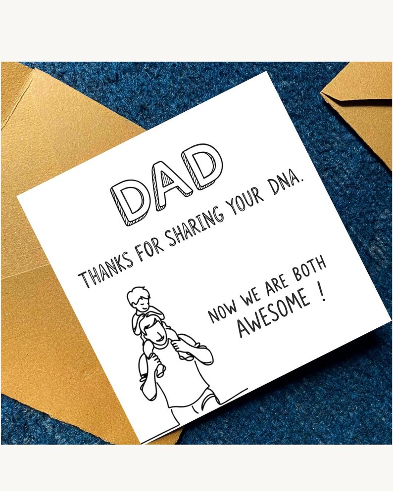 Puede incluir: Una tarjeta de felicitaci&oacute;n cuadrada de color blanco con dibujos de l&iacute;neas negras y el texto: DAD THANKS FOR SHARING YOUR DNA. NOW WE ARE BOTH AWESOME! La ilustraci&oacute;n muestra a una persona cargando a un ni&ntilde;o sobre sus hombros.