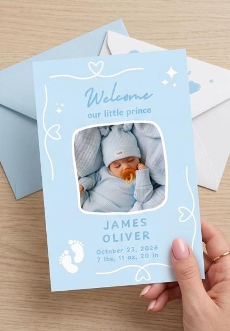 Puede incluir: Tarjeta de anuncio de nacimiento azul claro con el texto "Welcome our little prince". La tarjeta presenta una foto de un beb&eacute; dormido con ropa y gorro azules. Tambi&eacute;n incluye el nombre, la fecha de nacimiento, el peso y la longitud del beb&eacute;.