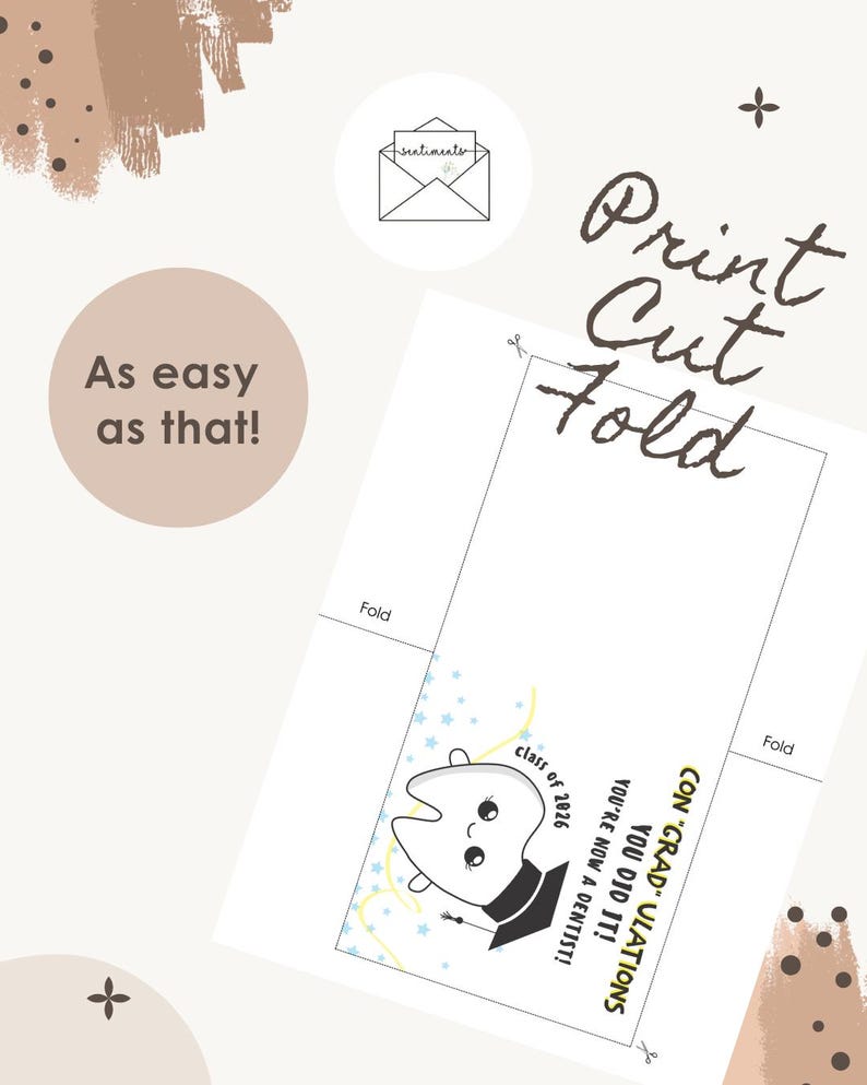 Puede incluir: Una tarjeta blanca con un diente de dibujos animados con birrete, con el texto "CON 'GRAD' ULATIONS YOU DID IT! YOU'RE NOW A DENTIST!" y "class of 2026". La tarjeta tambi&eacute;n tiene las palabras "Print Cut Fold".