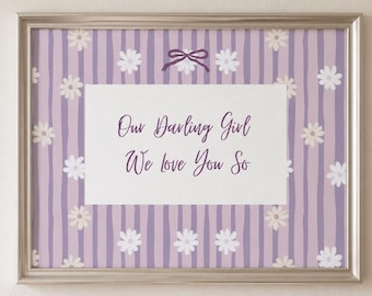 Stampa artistica da parete per cameretta viola, La nostra cara bambina ti amiamo tanto, Decorazione per la cameretta della bambina, Stampa floreale con margherite di lavanda, Poster minimalista per la cameretta