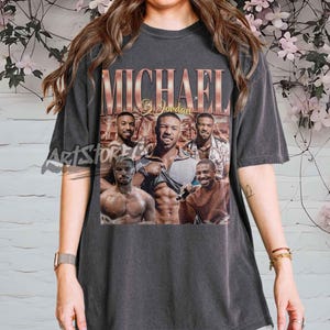 Könnte beinhalten: Eine weiße Keramik-Tasse mit schwarzem Henkel und dem Text "But First, Coffee" in schwarzer, handschriftlicher Schrift. Die Tasse steht auf einer weißen Oberfläche.