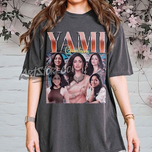 Puede incluir: Camiseta gris oscuro con un gráfico de estilo vintage de Yami Gautam y el texto "YAMI Gautam". El gráfico incluye varias imágenes de la actriz. La camiseta es de corte holgado.