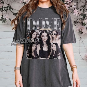 Puede incluir: Un letrero de madera rústica con el texto "Welcome to our home" en letras blancas. El letrero presenta un acabado envejecido y un diseño sencillo y acogedor.