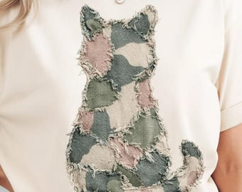 Gato de camuflaje PNG, animal de camuflaje PNG, gato de patchwork falso PNG, camuflaje animal PNG, arte cottagecore de granja, silueta de tela de edredón de camuflaje