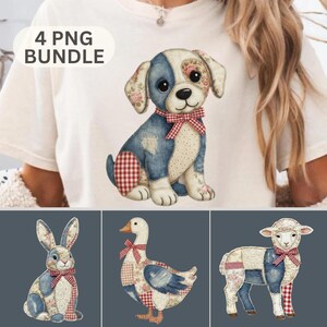 Puede incluir: Una camiseta blanca con un diseño de perro patchwork, un conejo, un pato y un cordero. El perro tiene parches de mezclilla azul y un lazo de cuadros rojos. El texto "4 PNG BUNDLE" está en la parte superior izquierda.