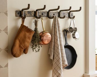 Estante de cocina de acero forjado para montaje en pared, colgador de pared de estilo vintage, organizador de entrada estilo granja, ganchos metálicos para toallas, colgador de sartenes resistente.