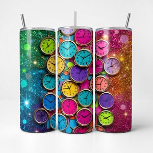 Op de afbeelding: Drie met glitter bedekte bekers met een klokthema. Elke beker heeft een ander kleurenschema, met klokken in verschillende kleuren en ontwerpen. De bekers hebben een rietje en zijn ontworpen om dranken in te bewaren.